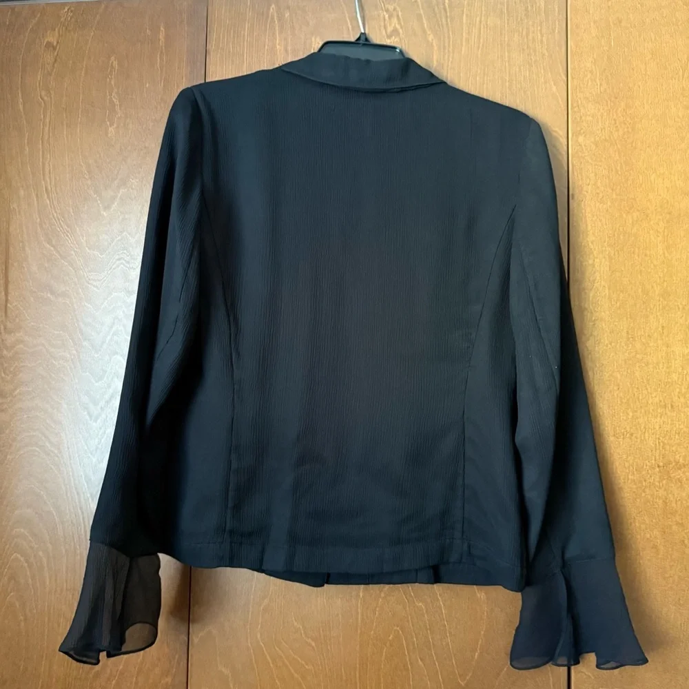 Worth Silk Black 3 Button Front Blazer EUC Flutter Cuffs  Sz 6 - Picture 5 of 7